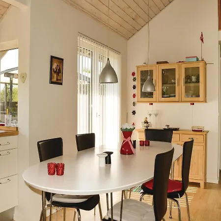 Three-bedroom Holiday In Jerup